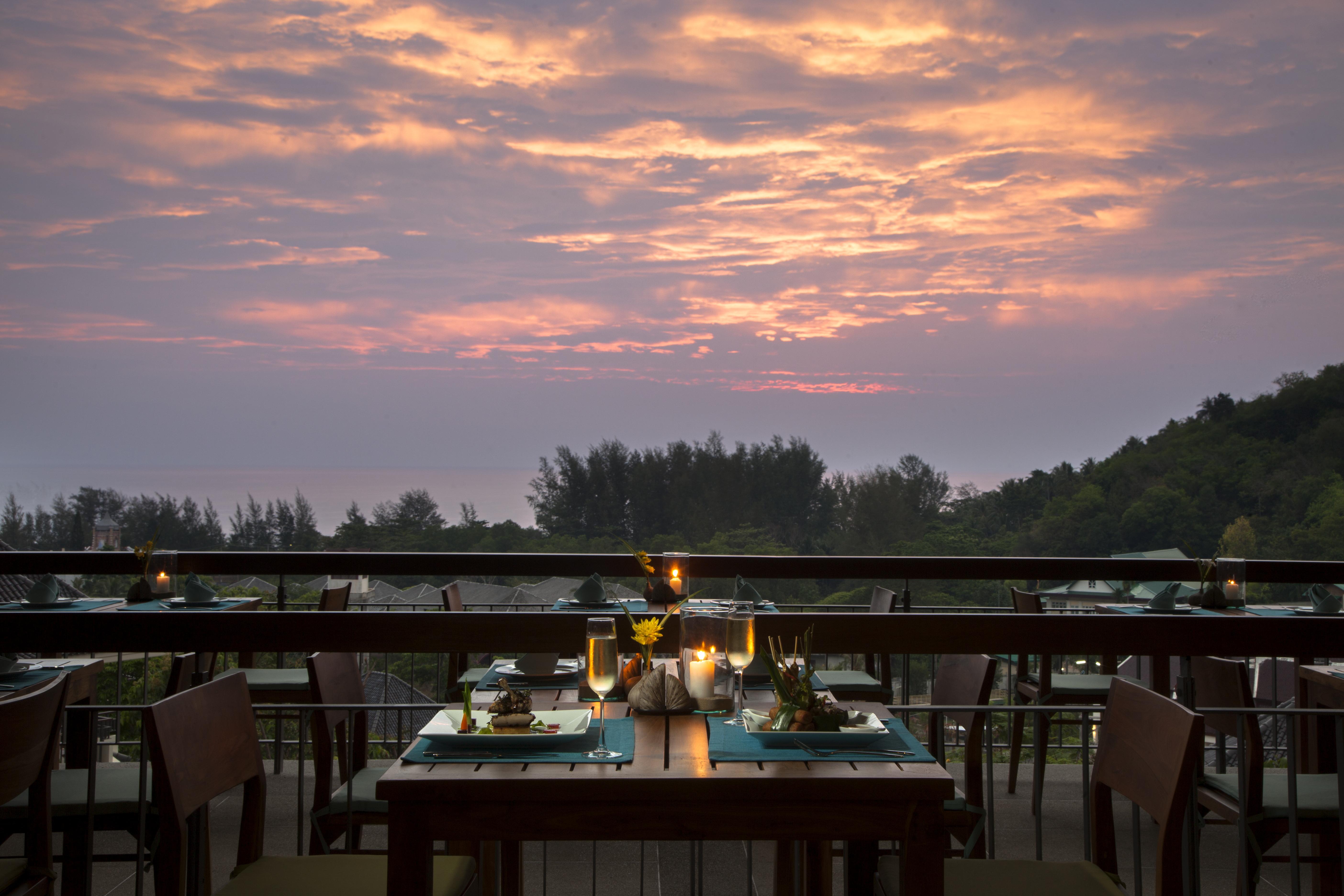 曼达拉瓦度假水疗酒店-卡隆海滩 Karon 外观 照片 Sunset at the restaurant